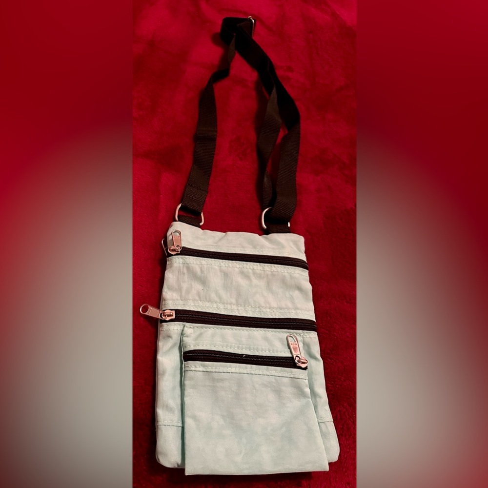 Women’s Bags / Practical Travel Crossbody Bag w/ Pockets (Like New!)
